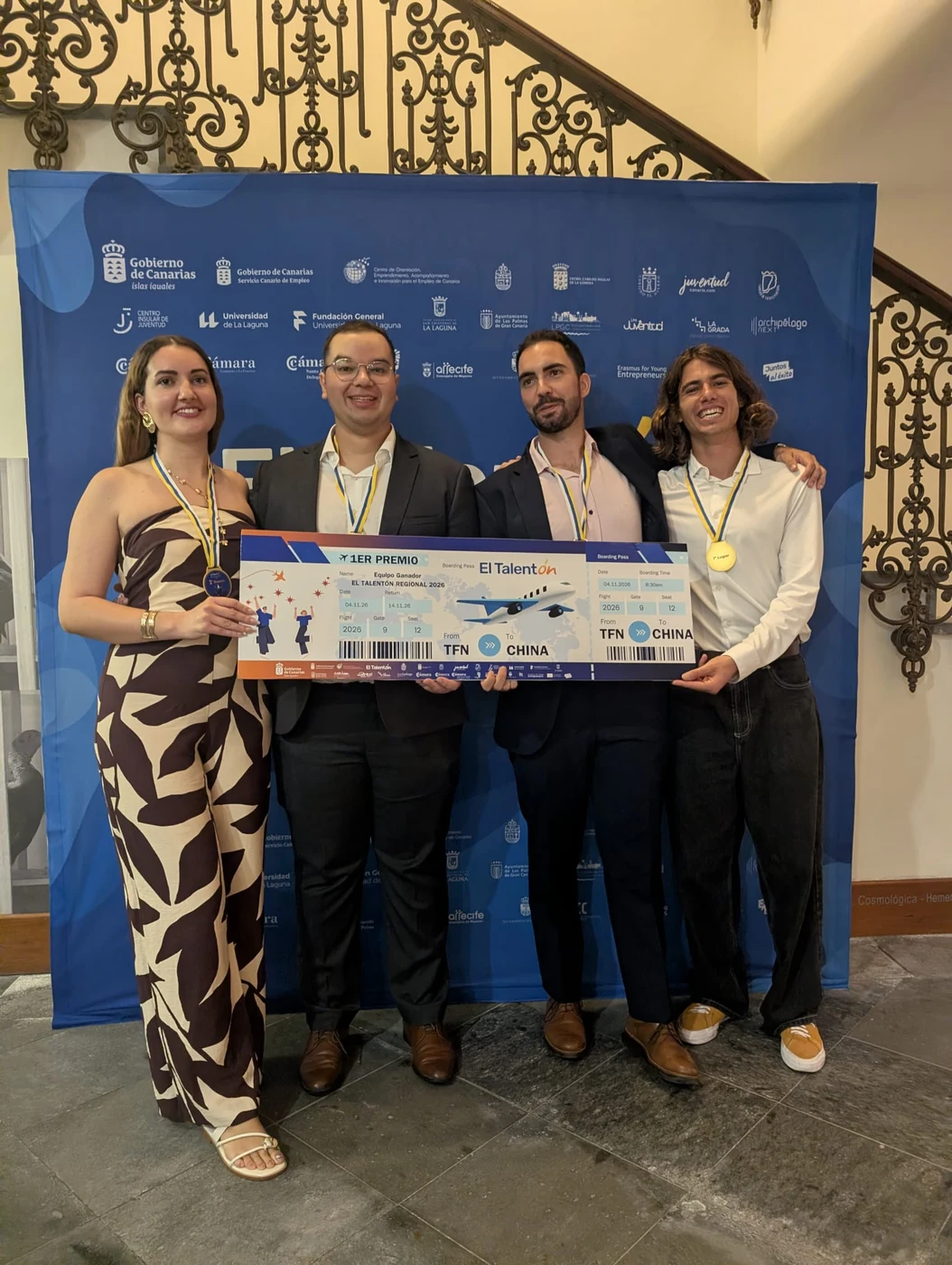 Los cuatro integrantes de PyroScan con medallas y el primer premio de El Talentón regional 2026